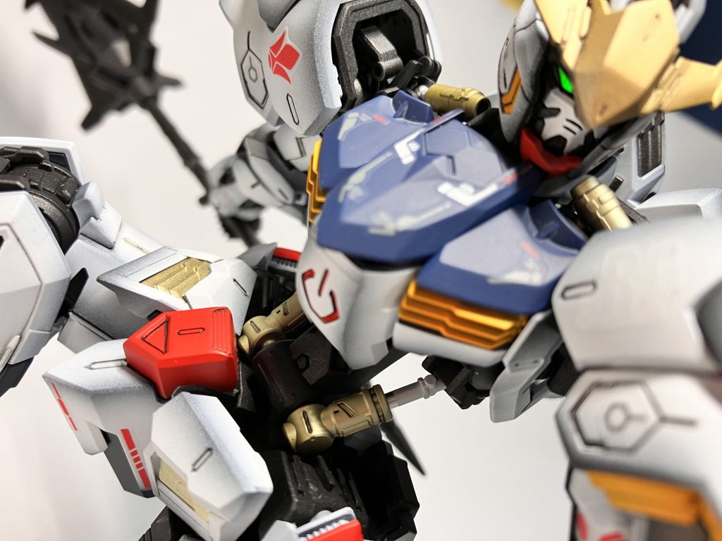 躍動感のあるポージングが生物感のあるバルバトスにとても合います!わかりづらいですが、フレームのシリンダーのシルバーパーツはつや消しと反光沢で使い分けて、定位置から動いたら輝いたシリンダーが見える仕様になっています!