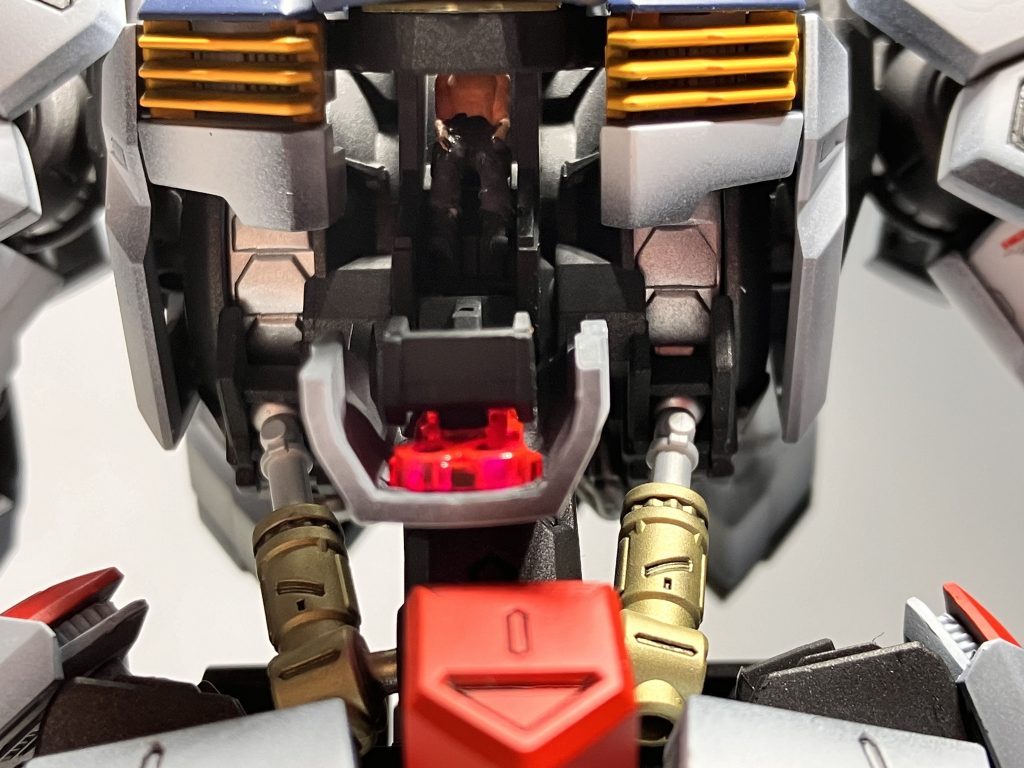 エイハブリアクターやシリンダーの受け側、細かいとこまで塗り分けたのでより一層メカメカしいデザインが際立つ塗装ができました。