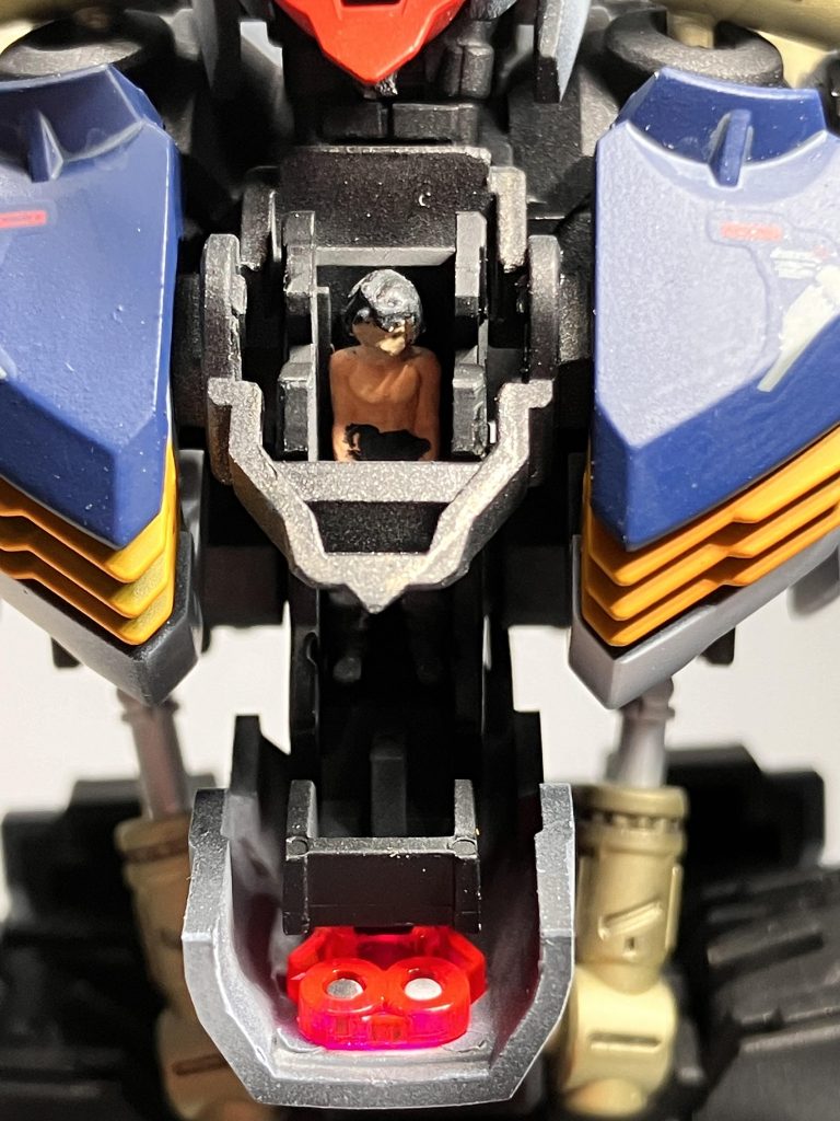 コックピットの中の三日月もしっかり塗りました!地味にフィギュアを塗る方が1番苦労しました笑