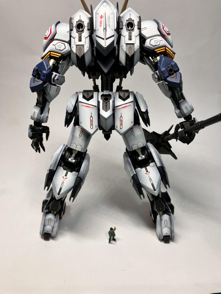 背面もとても逞しい造形でいかにも、三日月専用機体って感じがしてとても好きです!