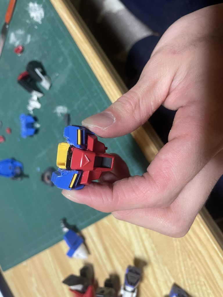 気の遠くなる作業でしたが、接着して見事に胴体部分が完成されました(^◇^;）写真はありませんが、人間で言う腹筋辺りのパーツもセイバーの胴体パーツをさらに切ってダブルオーのパーツを移植して作りました。股関節部はダブルオーの物を前後逆にして、セイバーの股関節の装甲を接着剤でつけました。最早、接着剤頼りの魔改造でしたが、自分的には最高の出来になりました！