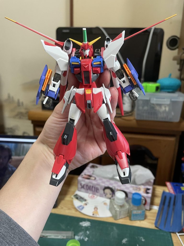 当初は脚部をセイバーと膝から上はウィングゼロのものにしていましたが、自作小説のイメージや設定上でAGE-FXのものに交換しました。