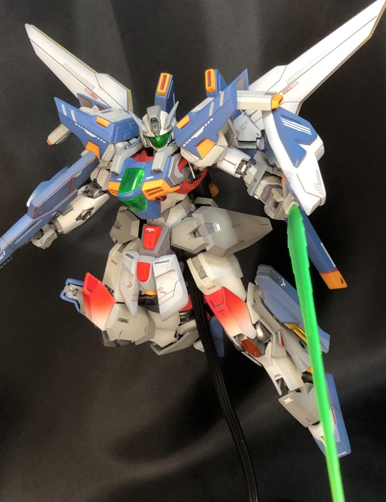 ダブルエックスのハイパービームサーベルをシールドにマウント。そのままでも、ビームサーベルの展開が可能ですが、取り外して手に持たせる事も出来ます。