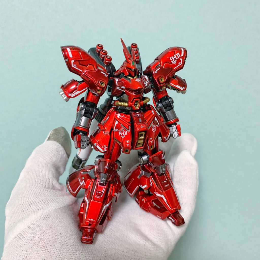 最後にサイズ感を感じていただけるように手乗り画像を。最後までご覧いただき、ありがとうございました。【カラーレシピ】※エアブラシ未所有のため、細かな部分の筆塗りを除き基本的に缶スプレーで庭塗装しています。①Mr.フィニッシングサーフェイサー1500 ブラック②GSIクレオス Mr.カラースプレー S9 ゴールド(明るい赤部分、各部スラスター、パイプ等)③タミヤカラー スプレーカラー TS-42 ライトガンメタル(暗い赤部分)④タミヤカラー スプレーカラー TS-74 クリヤーレッド 2層塗り重ね⑤デカール貼り、スミ入れ、部分塗装⑥Mr.スーパークリアーUVカット(溶剤系スプレー) 光沢の順に塗装してから、⑦タミヤ メイクアップ材シリーズ タミヤ コンパウンド(仕上げ目)⑧ハセガワ セラミックコンパウンド(TT-25)⑨プロスタッフ 洗車用品 ガラス系ボディーコーティング剤 CCウォーターゴールド 300mlで簡易鏡面仕上げを施工しました。