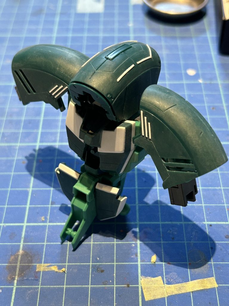 フロントアーマー、前スカート、脚にはプラ板でボリュームアップしてみました。 