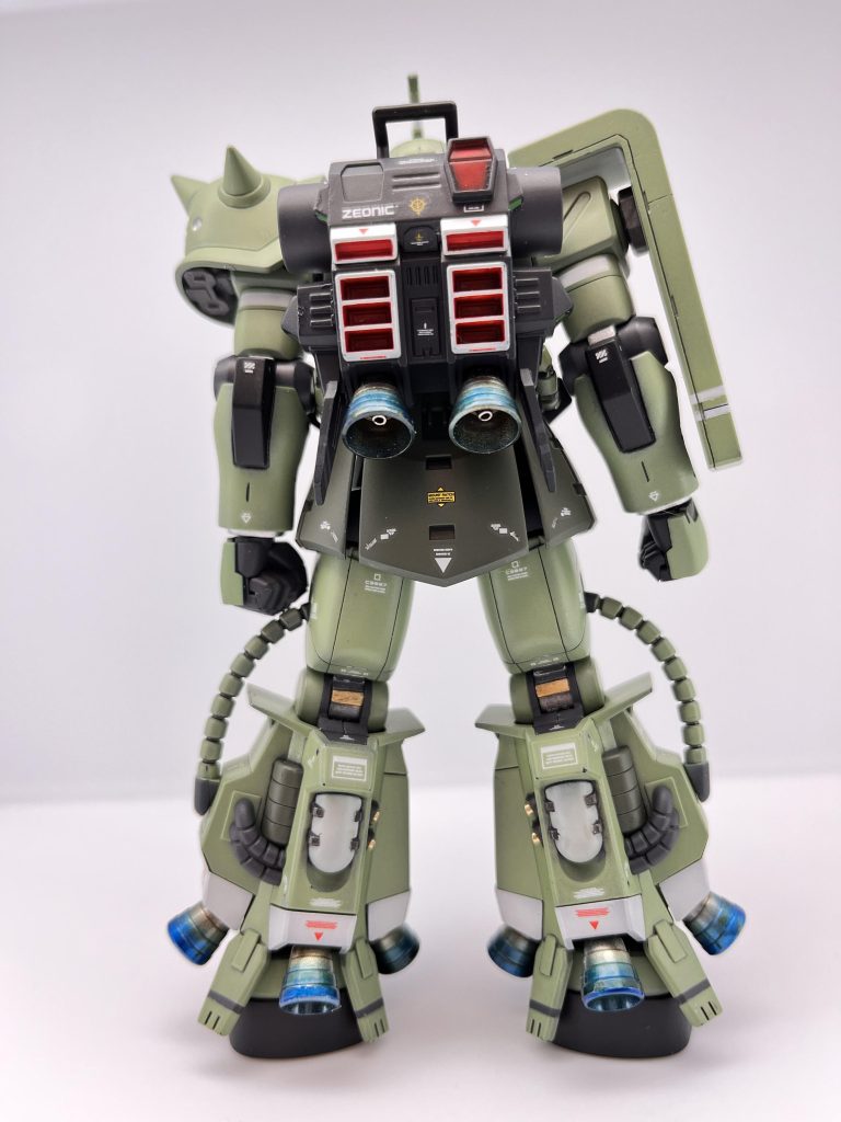 バックショットです。やはり本機の正面はこちらですよね。ごちゃごちゃしてメカニカルな脚部とバックパック堪らなくカッコいいと思います。今回もマスキングで塗り分けました。前回よりは上手くいったと思います。バーニアの青焼けも、本サイトでアドバイス下さった方の作例を参考にやってみました。少しは上達したでしょうか？