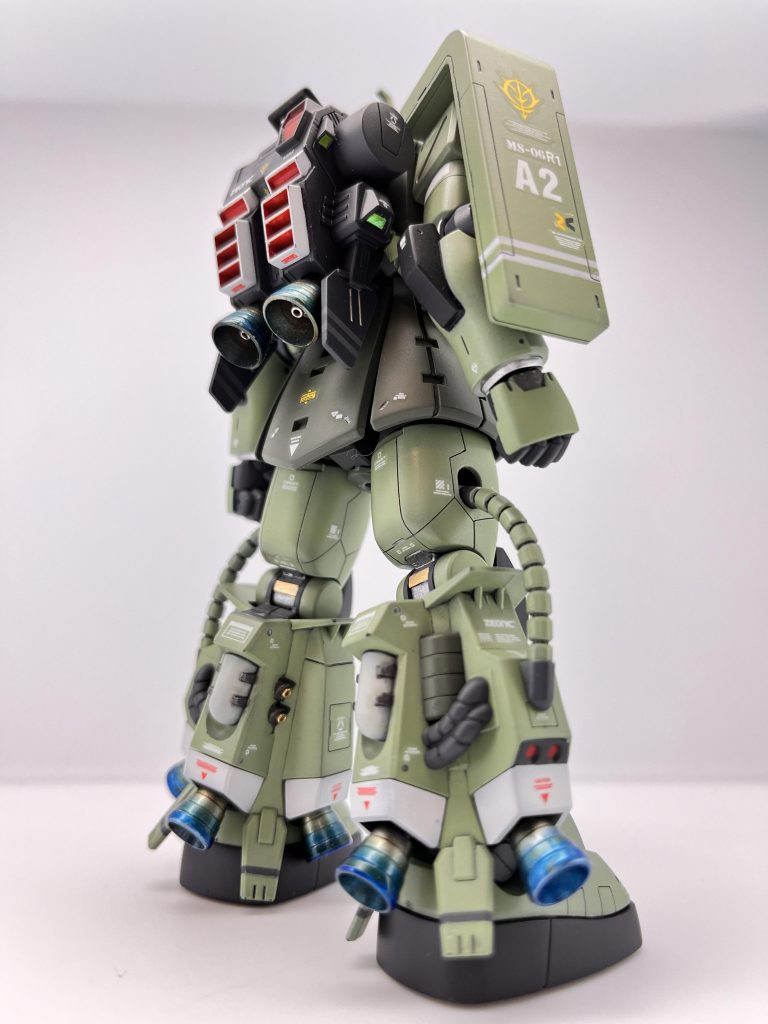 右後方より。現行生産されているザク2後期生産型の上半身へ、高機動型ザクの脚部とバックパックを移植し、機体バランスの調整と、各所の微調整を施し、本機はロールアウトした。作業は既にある物同士の組み合わせであり、発案から完成まで極短時間での完成を実現させた。テストパイロットは(*´ω`*)少尉が担当している。