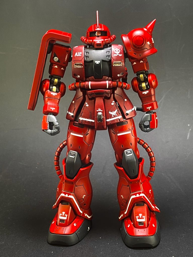 正面ショット画像ではわかりづらいですが赤三色で塗り分けています。メインカラーはサザビーレッド、胴はあずき色、差し色にイタリアンレッドです。デカールがシルバリングしてるのが悔やまれます。