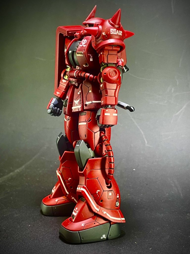 左ショットショルダーアーマーのスパイクはちょうど良い大きさがなかったのでプラ棒から削りだしました。腰のフロント、サイドアーマーは3mmほどカットして裾上げしてます。