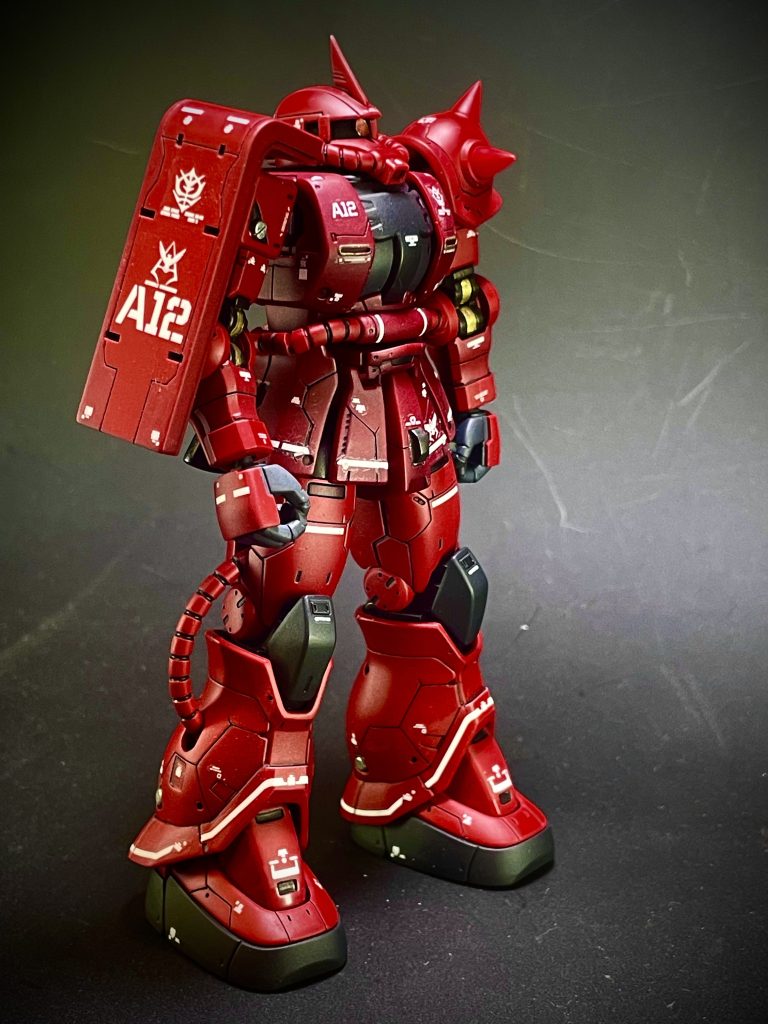 右ショット肩アーマーは筋彫りを追加しつつデカールデカールで情報量を増しています。デカールはRG用のガンダムデカールを使用してます。