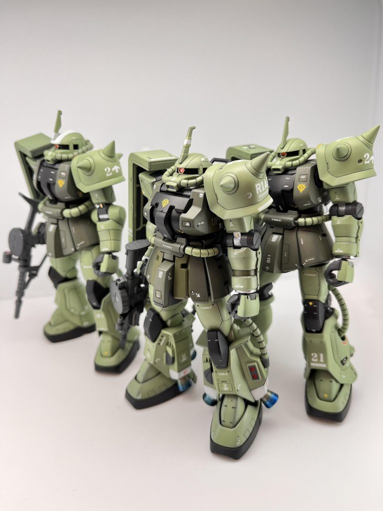 今作は以前投稿した下記の機体と3機同時製作をしておりました。しかし、仕事が多忙だったことと、塗装スペースの関係で完成時期が大幅にズレてしまいました。以前のミキシングでは高機動型ザクの上半身を使用していましたが、残った脚部とバックパックもこのように組み合わせておりました。「ど」が何個も付く定番のミキシングですが、大好きな機体＋大好きな機体はやはり最高ですね。https://gumpla.jp/hg/1680219https://gumpla.jp/hg/1680323