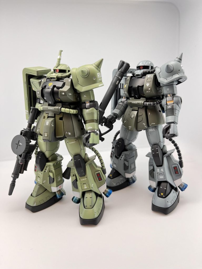 前作とのツーショット並べてみると似てるようで違いがよく分かります。特に頭部のサイズが違うだけでかなり印象が異なりますね。F2の物は一回り小さくよりスタイリッシュ。今作のカラーリングは第7師団所属機を参考に、水性ホビーカラーのよもぎ色を使用しました。ノーマルカラーにするならこれ便利ですね。