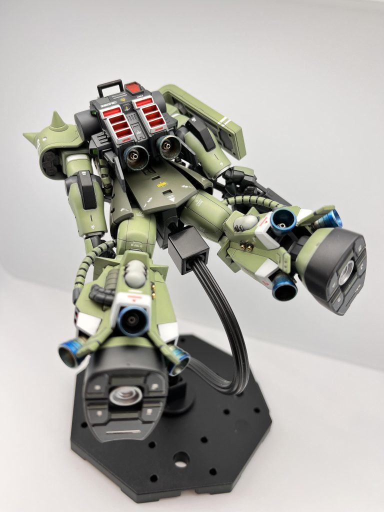 最後までご覧頂きありがとうございました。昨年の春頃から3機同時に…いや、途中ギャンやらグフにも手出して、えらい時間をかけてしまいました。昨年から個人的にミキシングがブームで、と言っても系列機を組み合わせるという簡単なものでしたが、ちょっとした変化を加えるだけで、全く違った印象の機体に仕上がるので、ガンプラの裾の広さを実感することができました。今年はエポパテを使用した造形等、新たな工作にも取り組んでみたいと思っています。今年も1年宜しくお願いします。