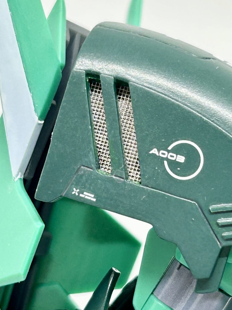 肩と前腕はくり抜いてHASEGAWAモデリングメッシュを貼り付け、プラ板をあててみました。