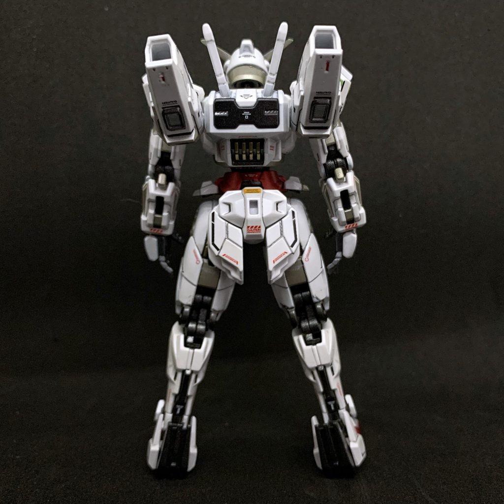 塗装はスプレー塗装による全塗装で、白部分はパールホワイト、赤部分はゴールド→クリアレッドのキャンディ塗装、フレーム等はメタリックグレイ、差し色(1次装甲)はチタンシルバーで仕上げています。Gフレームは独自アレンジのディテールが盛られていることが多い印象ですが、キャリバーンは過不足ない感じだったので、彫り直しを除く筋彫り追加やプラ板・アフターパーツによるディテールアップは行わず、デカールワークやフィニッシュシートの使用により情報量を追加しています。フレーム延長など素体の改修もほとんど行っていませんが、1か所だけどうしても素体で気に入らなかった箇所を改修していますので探してみてください。正解は、ページ下部の素体との比較画像のところで…【ポージング(witch flying on a broomstick - 箒で飛ぶ魔女)】