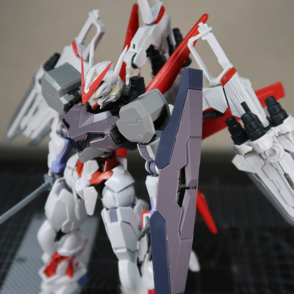 顔はエアリアルにアストレイのパーツをパテと気合でつけています