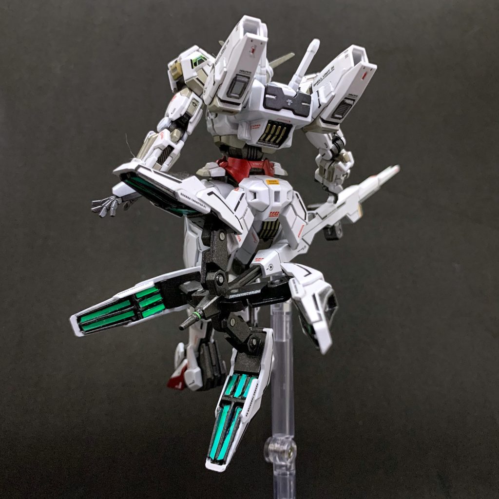 Gフレームのキャリバーンですが、フロントスカートがふんどし部分と一体化されているため、太ももを大きく上げることができません。また、バリアブルロッドライフル(VRR)の接続アームの横回転軸が2軸のため、こちらも可動とポージングに制約があります。ということで、「箒で飛ぶ魔女」のポージングはVRRをディスプレイベースに接続し、その上に機体を座らせている状態となります(リアスカートとおしりでVRRを挟み込み)。【素体との比較画像】(頭部)