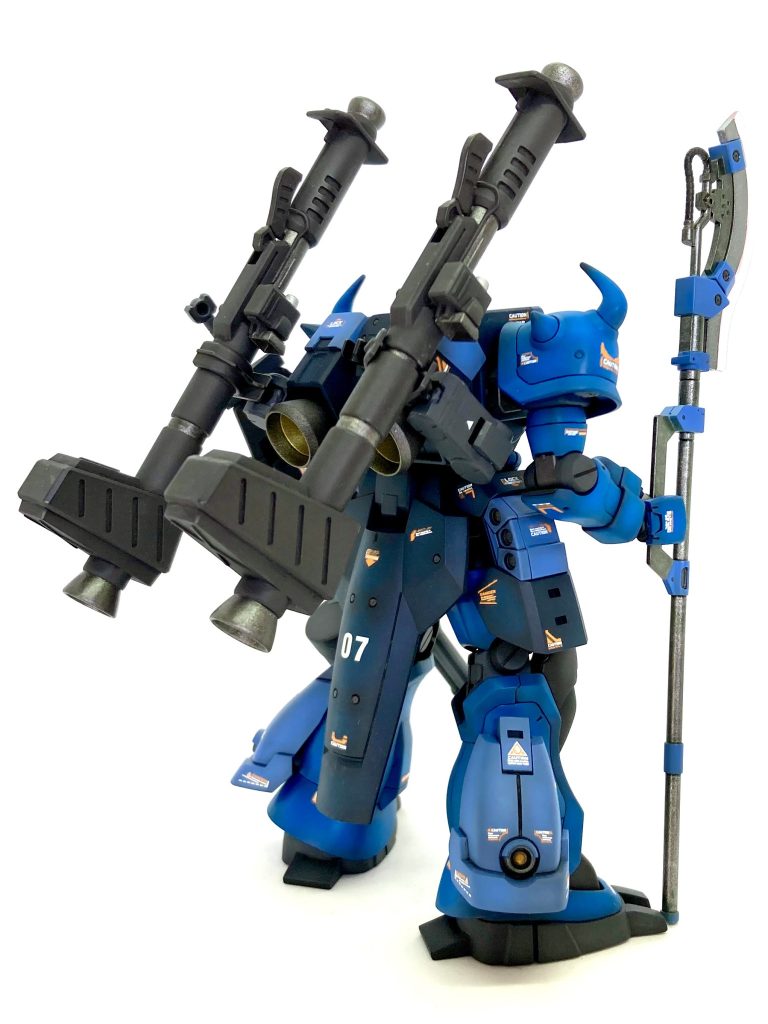 後姿。バックパックのサブアーム、スーパーカスタムザクでは2種類のザクマシンガンを両手持ち(?)していますが、今回はより外連味を出すためにジャイアント・バズ2を装備。