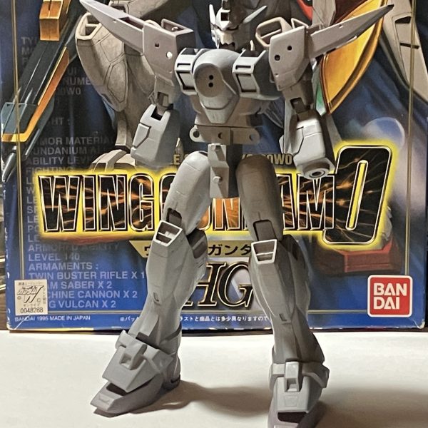 旧HG 1/100 ウィングガンダムゼロ（TV版）①これ、ホビーオフで組み立て途中の開封中古品で1000円で売られてたモノですが、パーツバラバラでサーフェーサー済みで、なんか関節改造がされてて、全体に渡って後ハメ加工までされてました。合わせ目消しもバッチリ。で、組んでみたら塗装以外完成されてる！改造済みで後は塗るだけという状態！お得すぎる！！！…元の持ち主はなぜここまでやって売ろうと思ったのか？wこのキットは2個目ですが、もう少し手を加えて完成させようと思います。（2枚目）