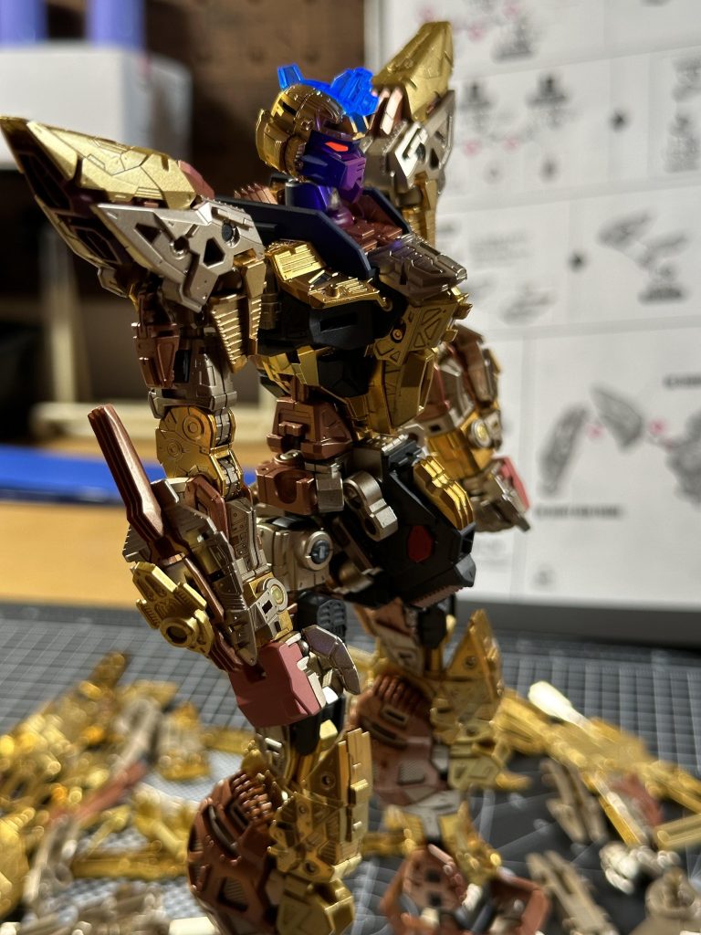 フレームの一部はEXゴールドとスーパーカッパーで塗り分け、ツインアイは蛍光ピンクとシャアレッドを調色しました。あとエモーションマニピュレーター、、、触れたら折れたので他のハンドパーツで代用。