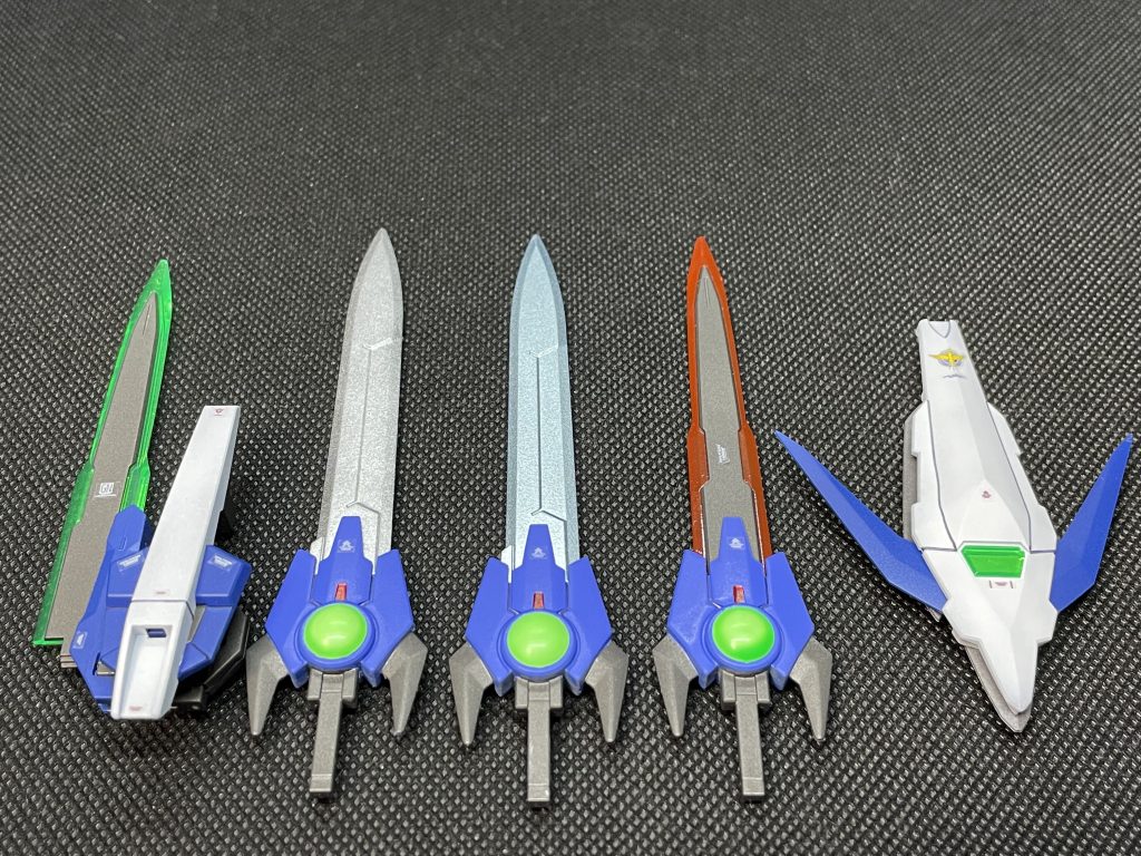 武装一覧アメイジングGNブレイドは3本用意しました炎と氷をイメージした剣は蛍光塗料で塗装しているので発光します
