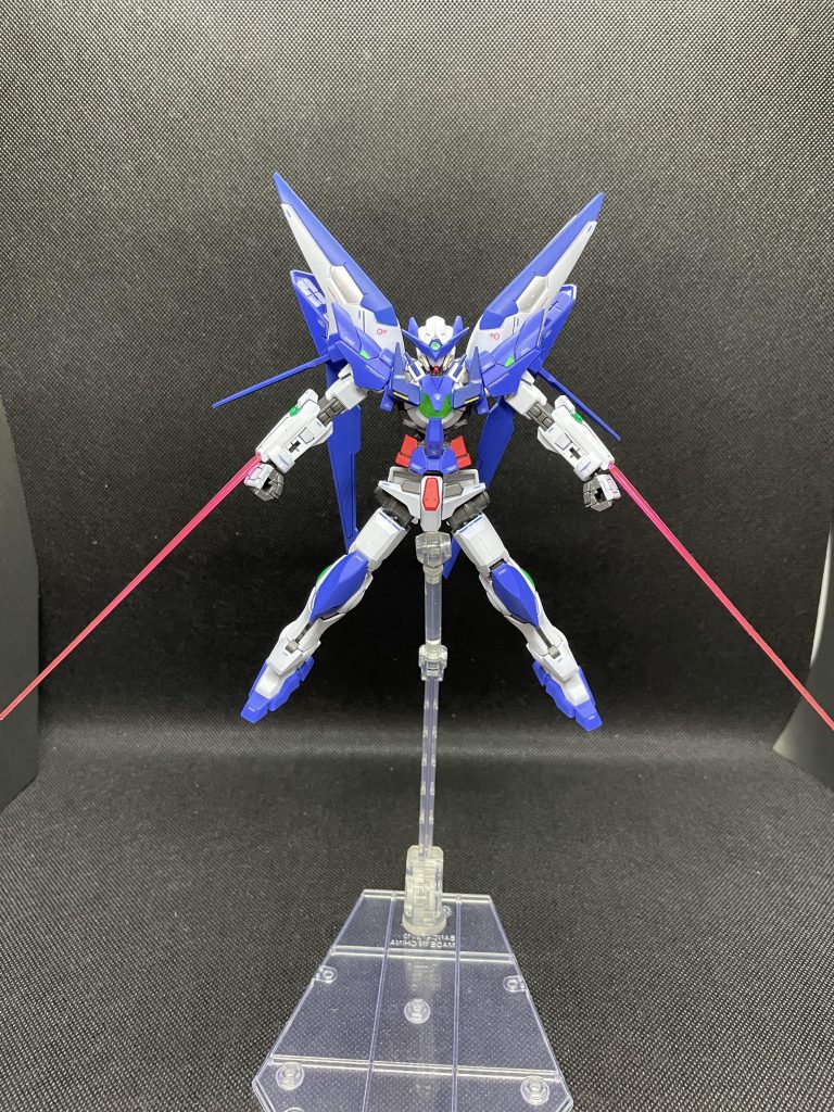 さらにダークマターが劇中で使用していた両腕からのビームサーベルも再現可能