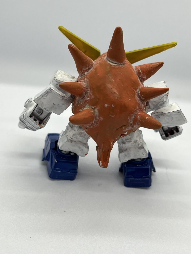 背中のトゲトゲはプラ棒を数本分短く切り、それを芯にパテで再現しました。パテが上手く丸くなってなかったので、接着剤で固定して粗が目立ちます。