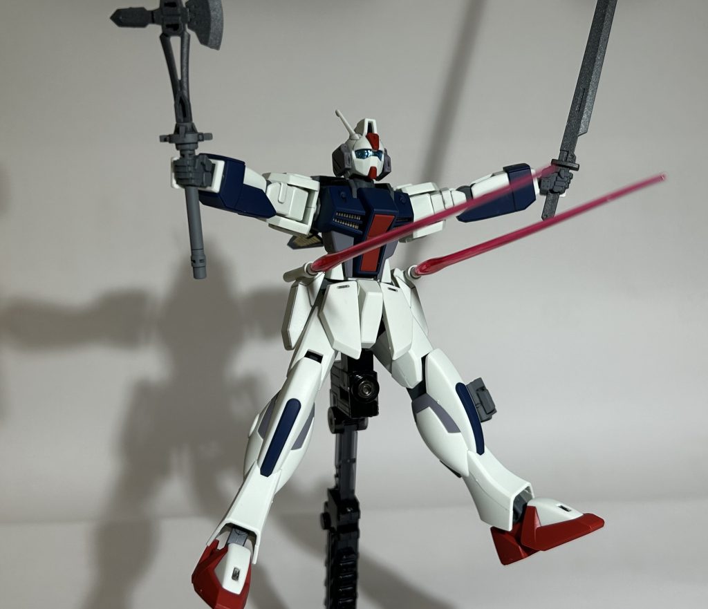 ビームサーベルは取れやすそうだったので、前向きに接着してしまって接近戦で相手の意表を突くように使う固定武装にしてみました。