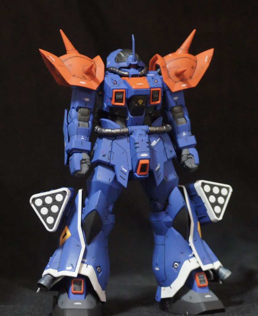 部分塗装とデカールが終わった時点。このままでも充分カッコよく感じます。流石RE。