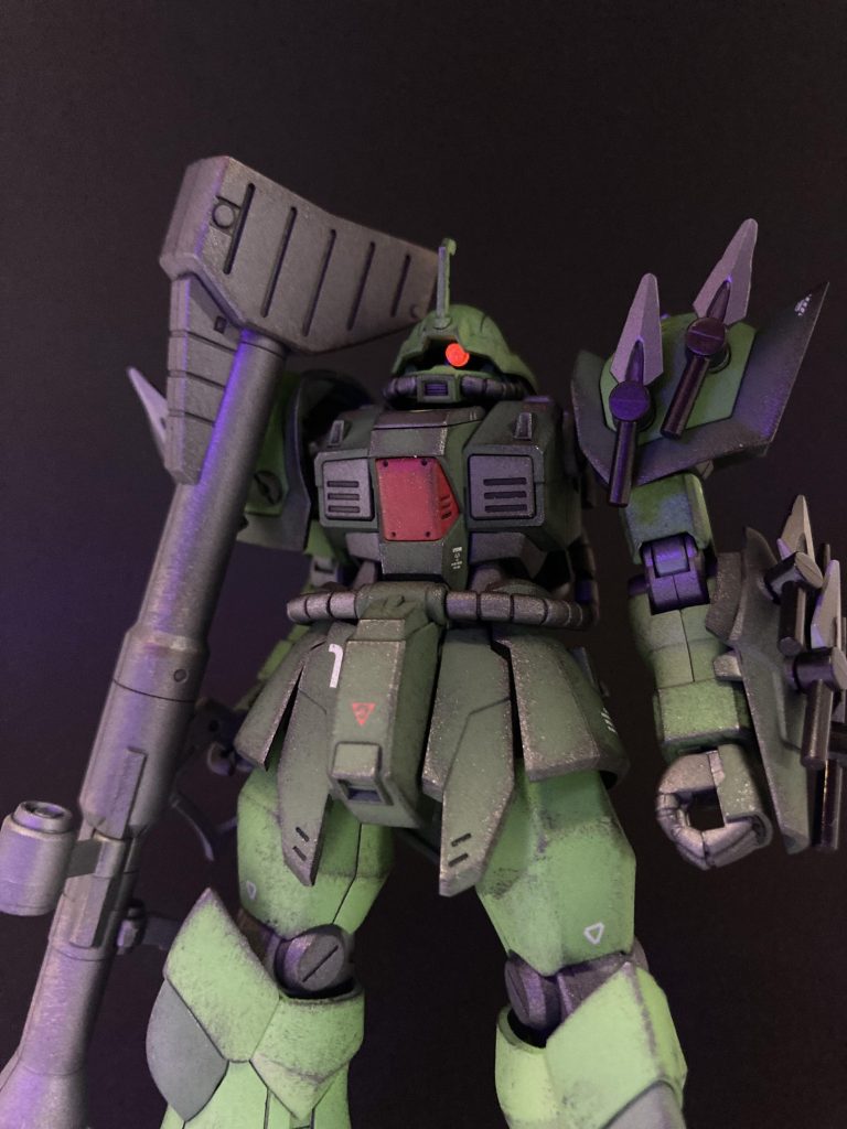 モノアイは蛍光レッドを塗り、レジンでぷっくりさせています。