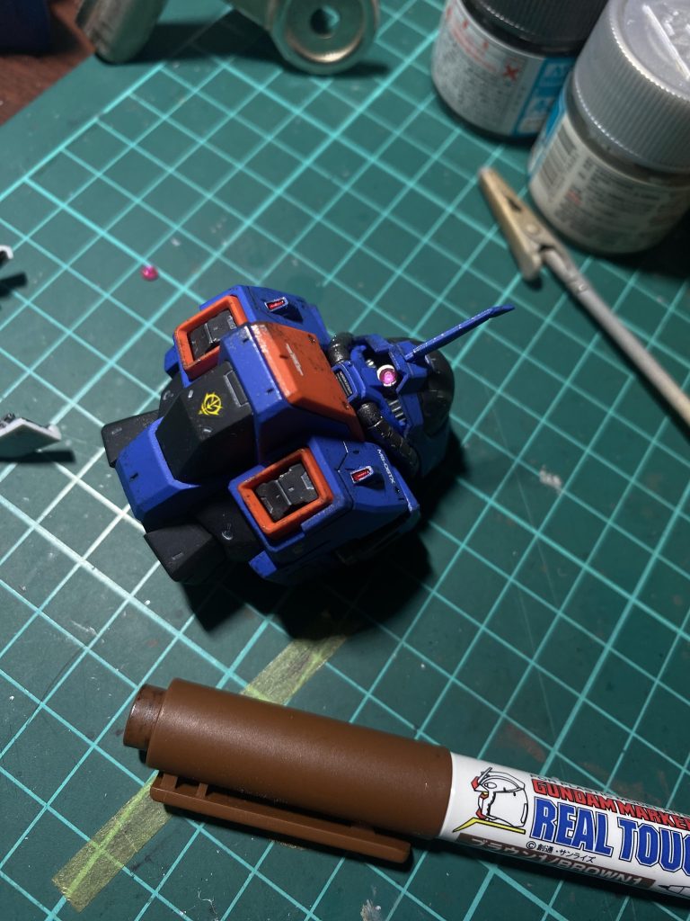 モノアイをくり抜きジュエルシールを埋め込み、シルバーで縁取りしました。が見えづらいです。