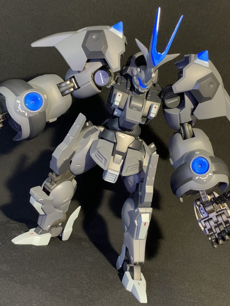 色はグエルっぽく赤系にしようか悩んだりしたんですがグエルは乗らなくてAIが動かすイメージで作ったのでグレー系にしてみました。