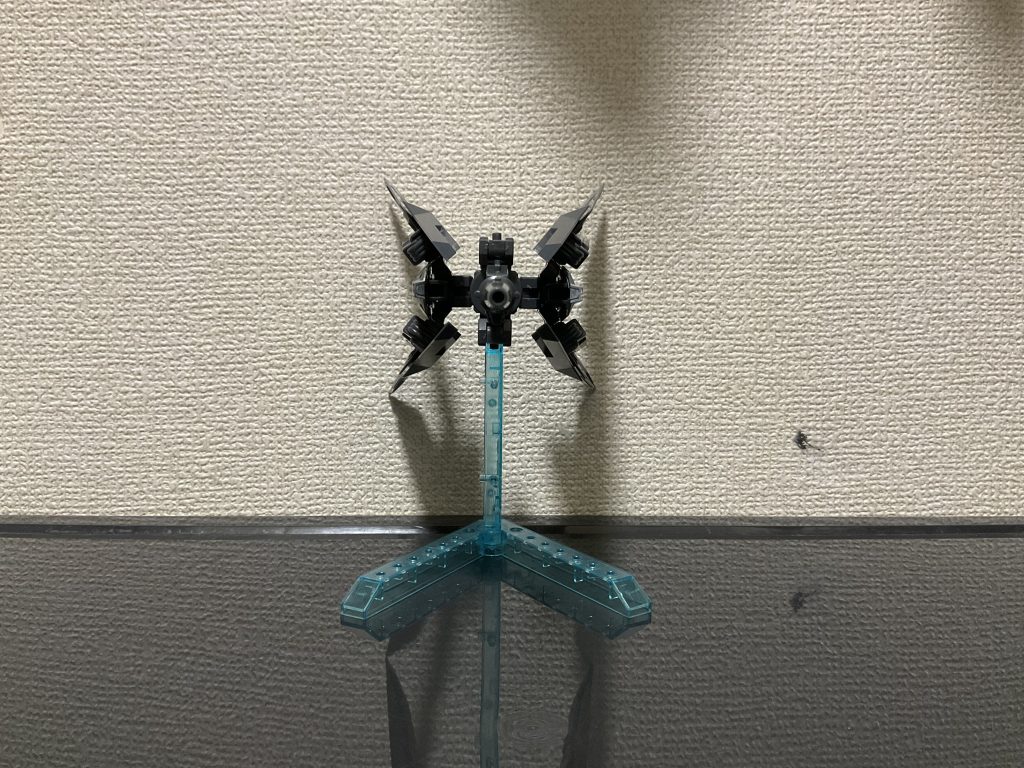 正面から見ると結構綺麗なXウイングですね武装は機首のビームキャノンと、その両脇に挟み込むように配置されたレール砲、ウイングは展張させることでヒートウイングとしても機能します