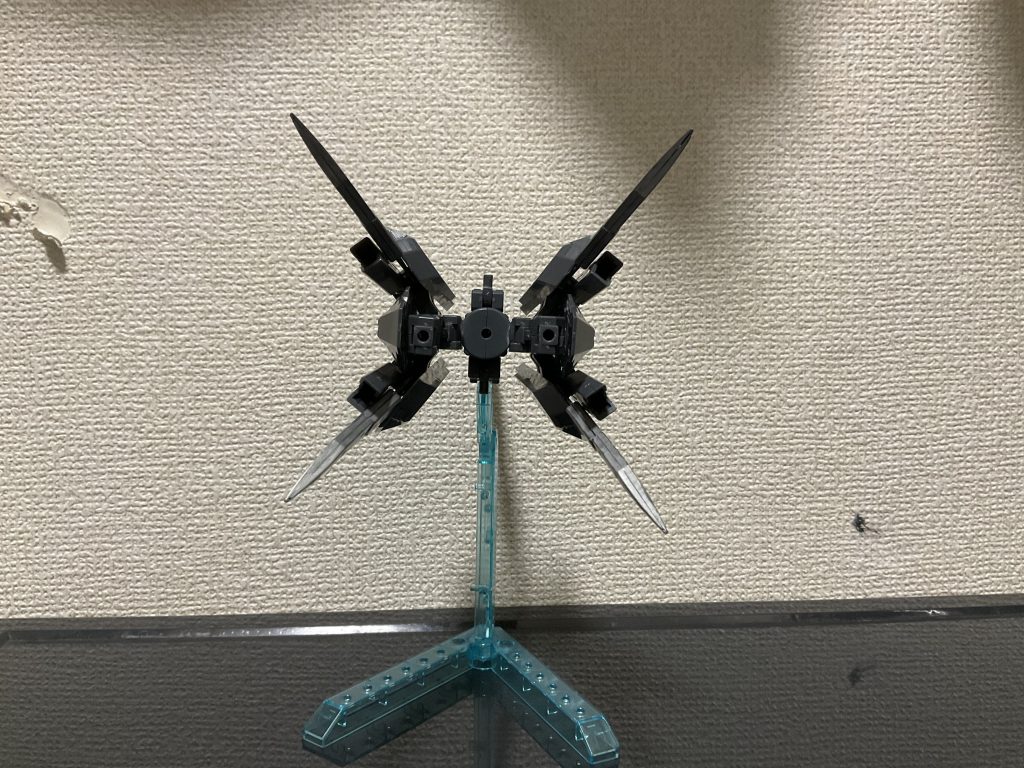 真後ろから両サイドの3mm穴がハードポイントですウイングにくっつくように配置されているのはバーニアノズルです