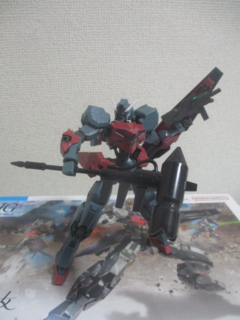 ちなみに塗装は、今回も「ミスターホビー」を使用してます。頭部をはじめとしたダークグリーンは、「ウル専用グリーン」とグレー(ブラック少々)、胸部等のワインレッドは「ソーン専用ブラウン」とレッドを配合して塗ってます。