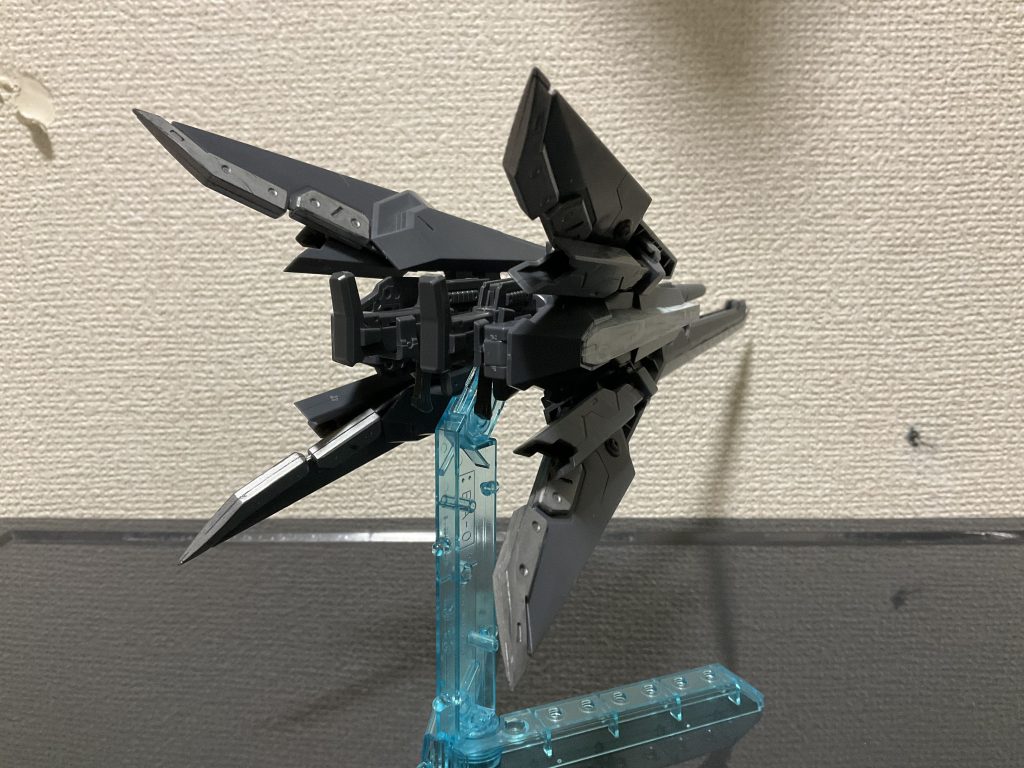 味方に供給する武装をハードポイントに装備して運搬することもできます今回は機首下部にサムライマスターソード、後端部にフリースタイルガン(ブルパップマシンガン)を装備してみましたなんかこのマウントの仕方だと突撃力上がりそうですね