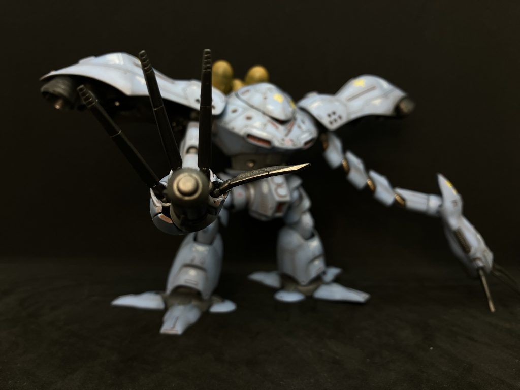 手にピントを合わせて！