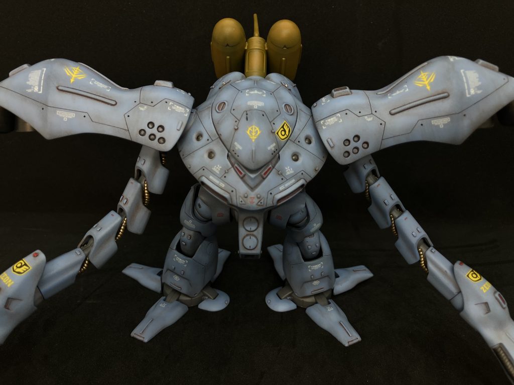 頭部は切り離しモノアイが可動する様に改造しました。