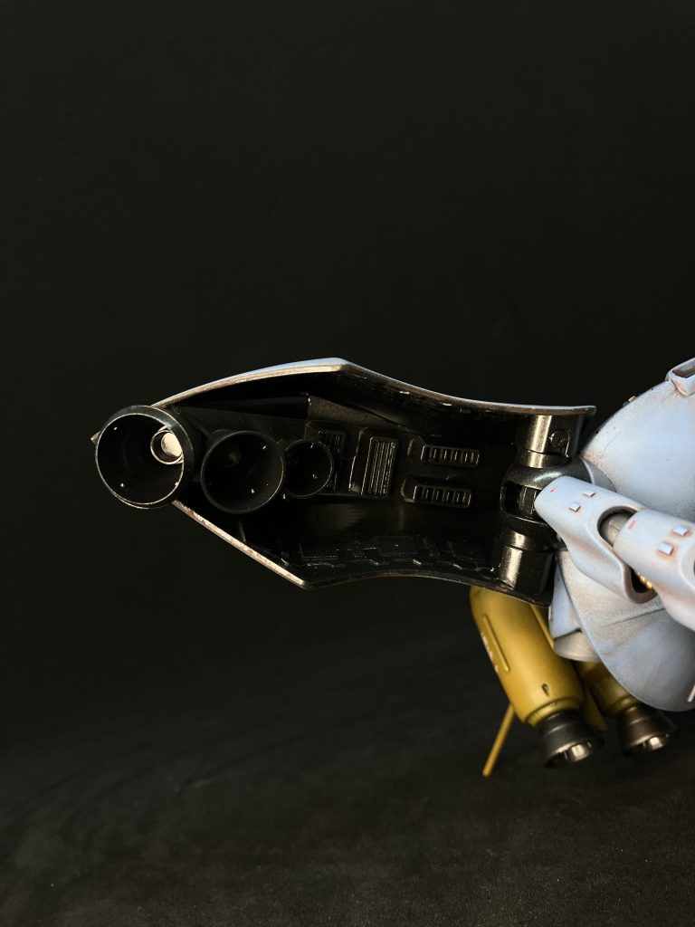 肩のバインダーの中をなんちゃってディテールアップしました。あまり良く分からない！（汗）