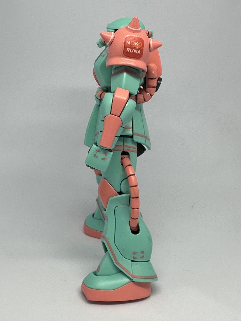 右肩には、ドラマ内での会社名、NOKORUNAのロゴシールを。