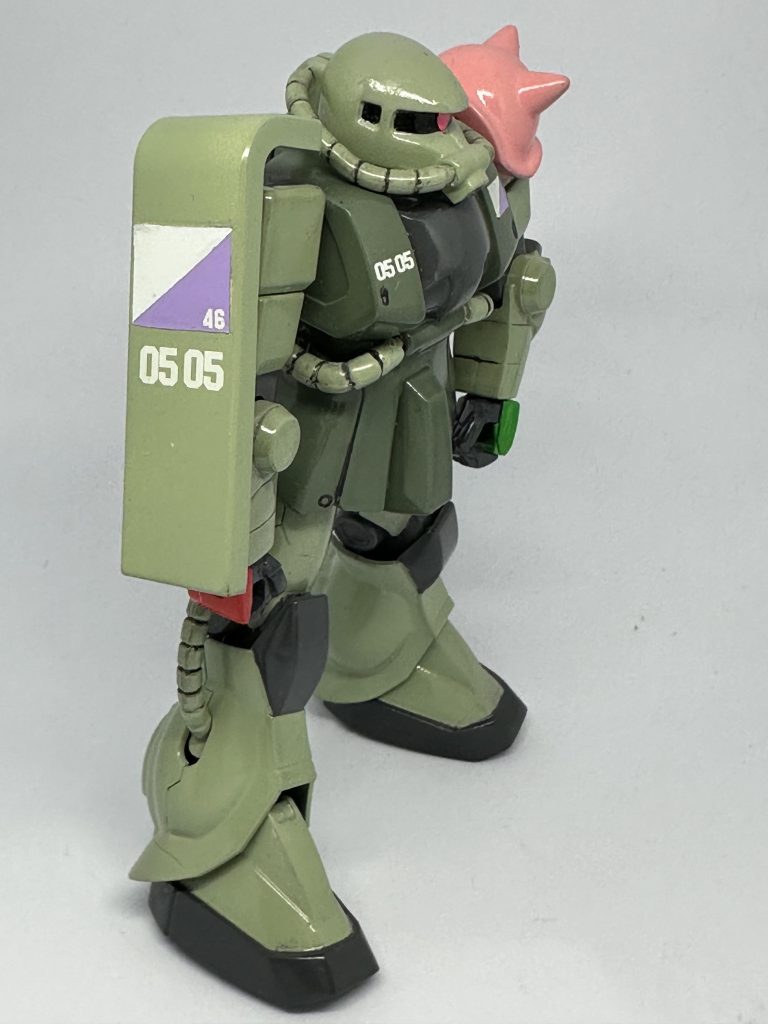 シールド、左胸には乃木坂46のロゴマークを。