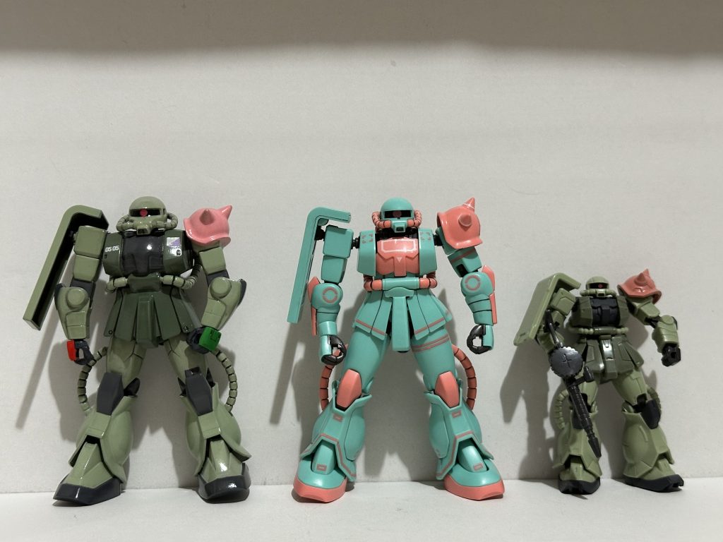 バンダイのカプセルトイの量産型ザクもリコザク仕様にして、記念撮影。