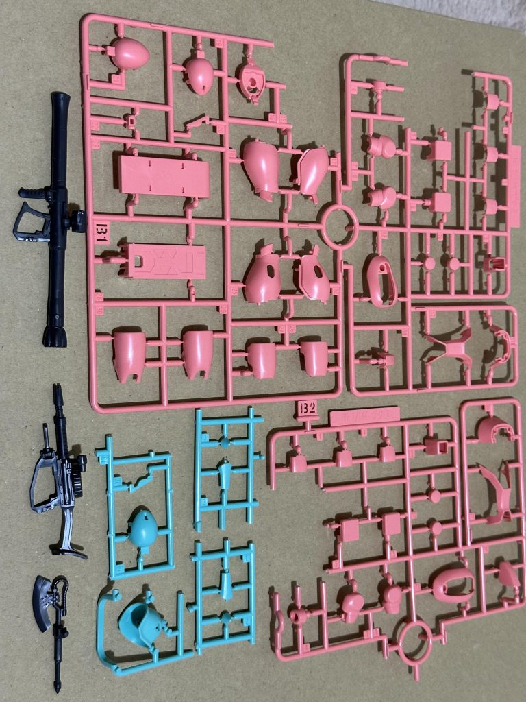 ベースはHGの量産型ザクなので、余剰パーツが。