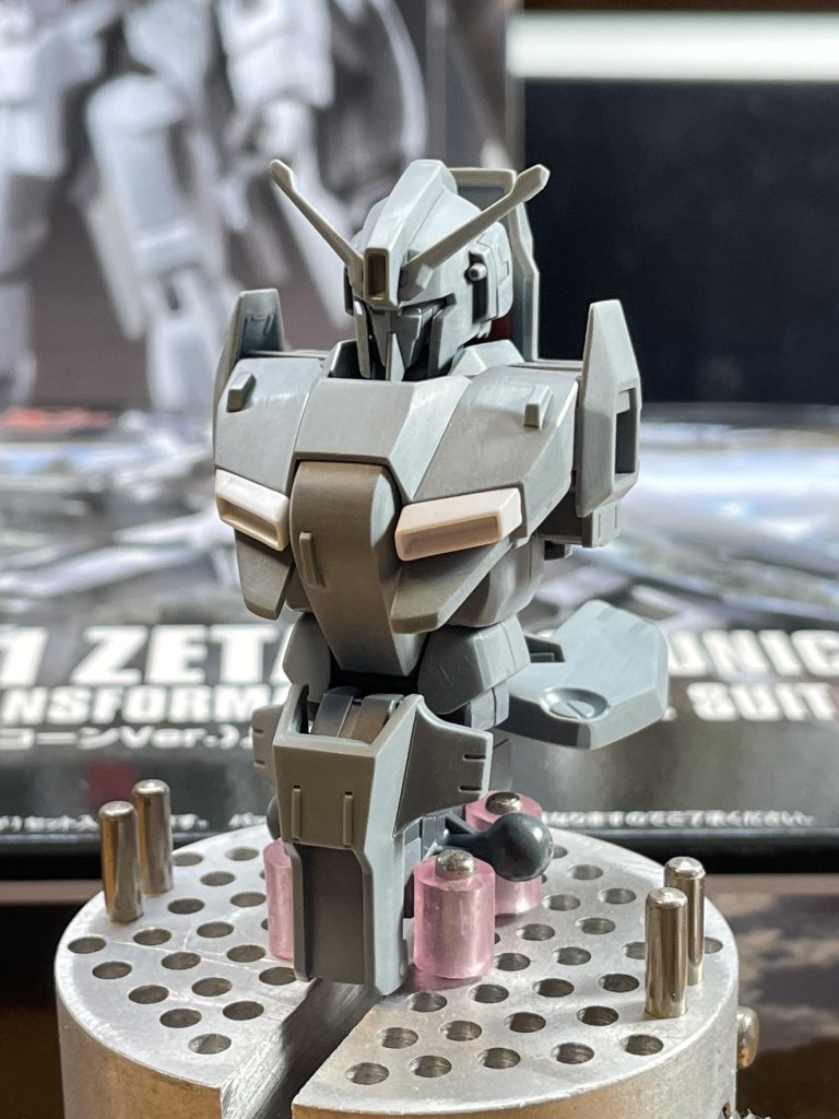 バストアップ胸部の一部をディテールアップ頭部の一部というか…頭部のアンテナが立ち過ぎている感じに思えますなので、アンテナ裏側に切れ込み入れて少し折り曲げて角度を寝かせましたアンテナ寝かせた画像撮り忘れました残念😢