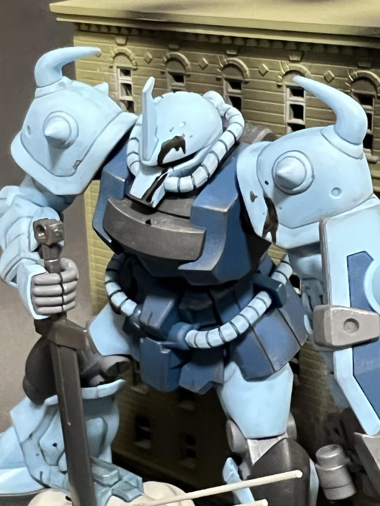 グフカスタムについた返り血の様なオイル(？)はクリア系の塗料を混ぜ合わせオイル特有の透明感とテカリ感を表現してみました。