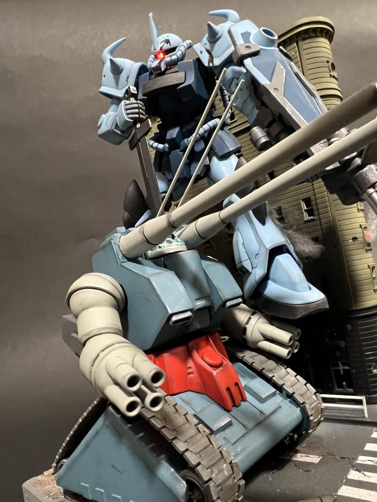 下からのアングルだとより迫力が増す気がします。自分的にはグフ系等になるパイロットは渋いキャラクターが多く非常に好きなので、今回のグフカスタムも色々とこだわってみました