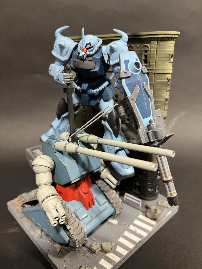 ノリスなら数多くの戦闘でもあまりダメージを受けないと思い、グフカスタムは量産型ガンタンクに比べてウェザリングは少し控えめに。奴はエースですから（笑）モノアイにはLEDを仕込み目力をアップさせてみました。