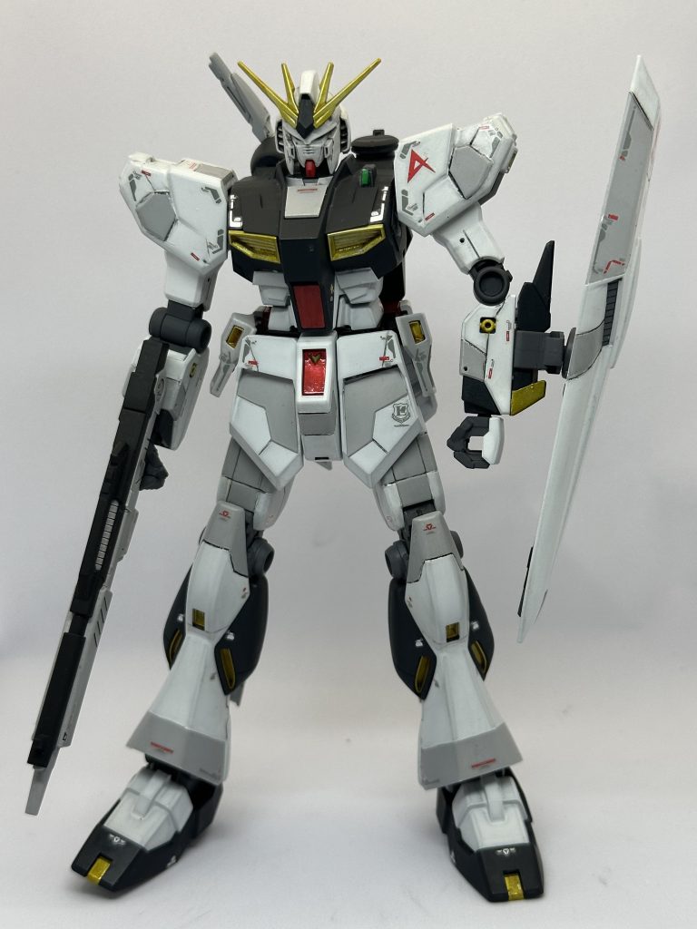 スジ掘りの他、ピンバイスで穴開けもしてあります。フィンファンネルも欲しかったですが、これはこれでスッキリ⁇