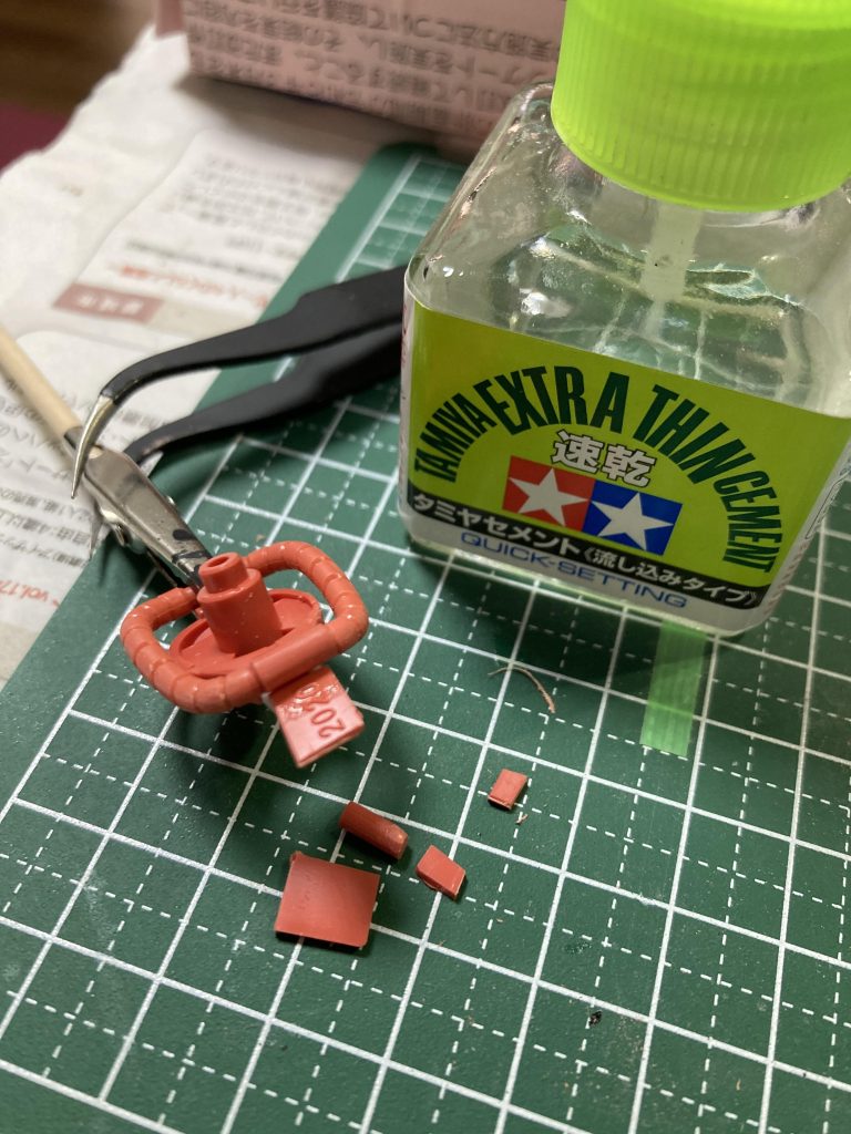 細かいパーツあるあるで、鼻先のパーツが2度と見つからない異次元に旅立ったのでランナータグでフォローしておきました。