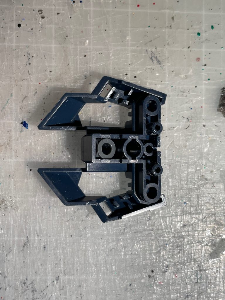 腰パーツ内にPCジョイントを埋め込み２体のバンシィ接続を試みる。（左右可動はできないが、上下可動は可能）